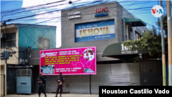 "Esta propiedad pertenece al Ministerio de Salud", indica un cartel colocado en el exterior del edificio del Canal 100 % Noticias, Managua, Nicaragua. [Foto: Houston Castillo Vado/VOA]