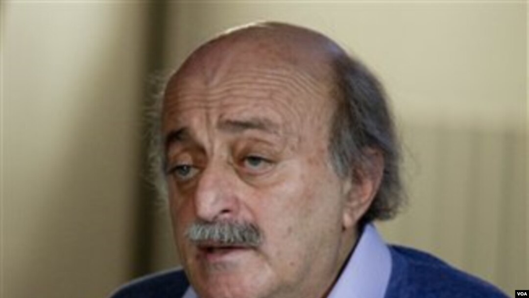 Pimpinan Druze Lebanon Walid Jumblatt berbicara kepada media di Beirut, Jumat (21/1).