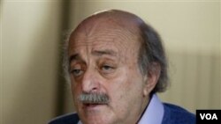 Pimpinan Druze Lebanon Walid Jumblatt berbicara kepada media di Beirut, Jumat (21/1).