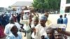 Des électeurs sont en ligne lors des primaires du parti au pouvoir, le Congrès des progressistes (APC), à Borno, Nigeria, 28 septembre 2018. (Twitter/Ellwana Mustapha)