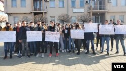 Učesnici protesta u Gračanici, 25. februar 2021. (Foto: VOA)