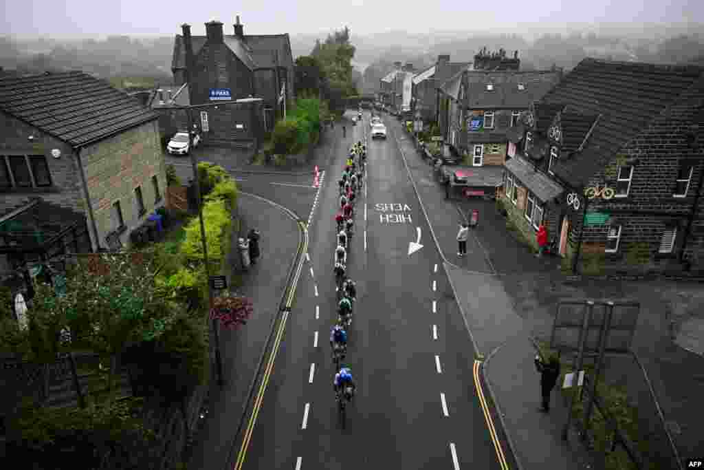 Para pebalap peloton bersepeda melalui Penistone, Inggris utara, selama etape ketiga dari kota Sheffield menuju Barnsley dalam balap sepeda &quot;Tour of Britain&quot;. (AFP)&nbsp;