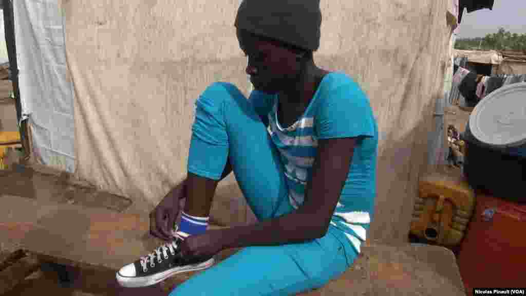 Lami John a quitté Gwoza, dans l'Etat de Borno, après une attaque de Boko Haram sur son village. Elle a été kidnappée pendant 15 jours et des militants du groupe terroriste lui ont tiré dans la jambe. 7 mars 2016, Abuja. (VOA/Nicolas Pinault)