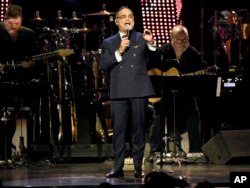 Gilberto Santa Rosa interpreta a "Bendita Tu Luz" en la gala de la Persona del Año de la Academia Latina de Grabación en honor a Maná en el Mandalay Bay Events Center el miércoles 14 de noviembre de 2018.