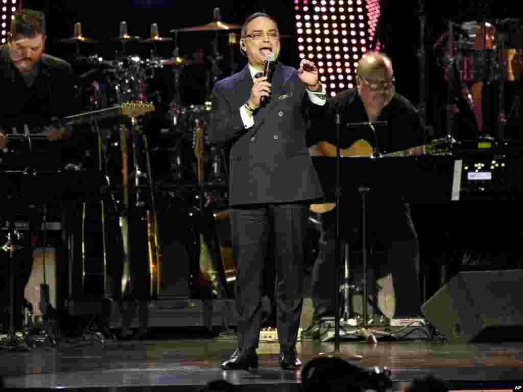 Gilberto Santa Rosa interpreta a &quot;Bendita tu Luz&quot;.