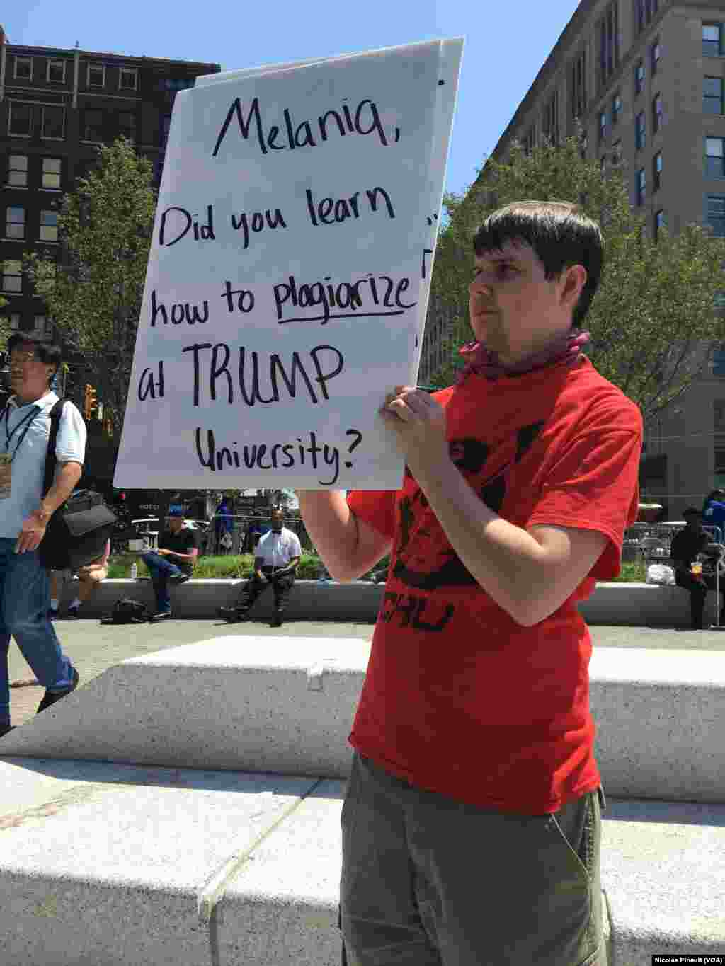 Un manifestant anti-Trump, Public Square, Cleveland, le 19 juillet 2016 (VOA/Nicolas Pinault)