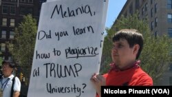 Un manifestant anti-Trump, Public Square, Cleveland, le 19 juillet 2016 (VOA/Nicolas Pinault)