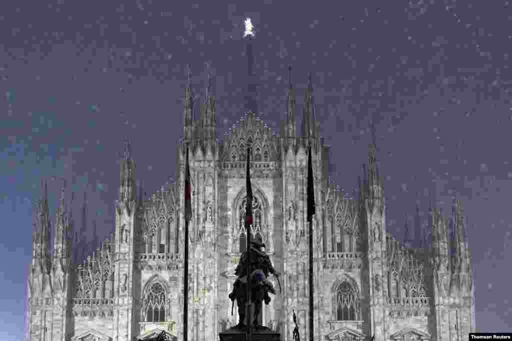 이탈리아 밀란의 두오모 성당에 눈이 내리고 있다. 