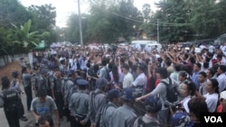 Các nhà sư, dân làng biểu tình phản đối phản đối dự án nới rộng mỏ đồng với Trung Quốc tại thị trấn Monywa.