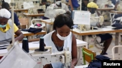 Mujeres en Haití trabajan en la manufactura de mascarillas protectoras, cuyo uso se ha extendido exponencialmente en todo el mundo debido a la pandemia de COVID-19.