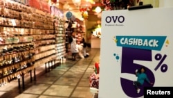 Spanduk pembayaran dompet digital OVO di sebuah pusat perbelanjaan di Jakarta, 8 November 2018. (Foto: Reuters)