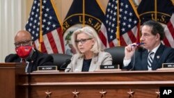 La representante Liz Cheney, republicana por Wyoming, vicepresidenta del panel de la Cámara que investiga la insurrección del 6 de enero en el Capitolio de EE. UU., flanqueada por el presidente del panel, el demócrata Bennie Thompson, izquierda, y el representante Jamie Raskin.