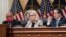 La representante Liz Cheney, republicana por Wyoming, vicepresidenta del panel de la Cámara que investiga la insurrección del 6 de enero en el Capitolio de EE. UU., flanqueada por el presidente del panel, el demócrata Bennie Thompson, izquierda, y el representante Jamie Raskin.