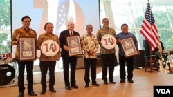 Dubes AS untuk Indonesia, Joseph R Donovan berfoto bersama Wamenlu RI AM Fachir, dan sejumlah pihak dalam acara Perayaan Hubungan Diplomatik 70 tahun Indonesia-AS, di Jakarta, Rabu (10/4) (VOA/Ghita).