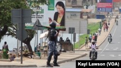 Un policier en patrouille dans les rues de Lomé, au Togo, le 18 octobre 2017. (VOA/Kayi Lawson)