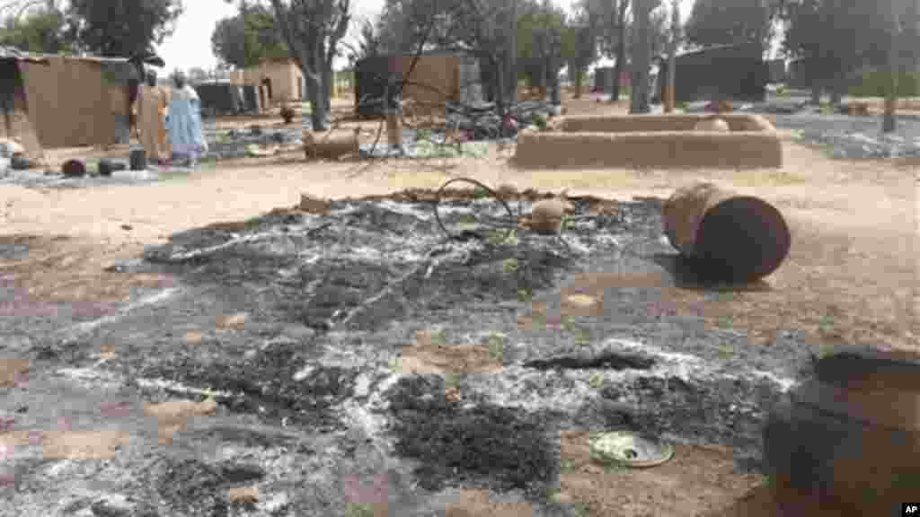 Wasu gidaje da aka kona a harin da ake zaton &lsquo;yan Boko Haram ne suka kaishi a Kawuri dake Maiduguri, Junairu 28, 2014.