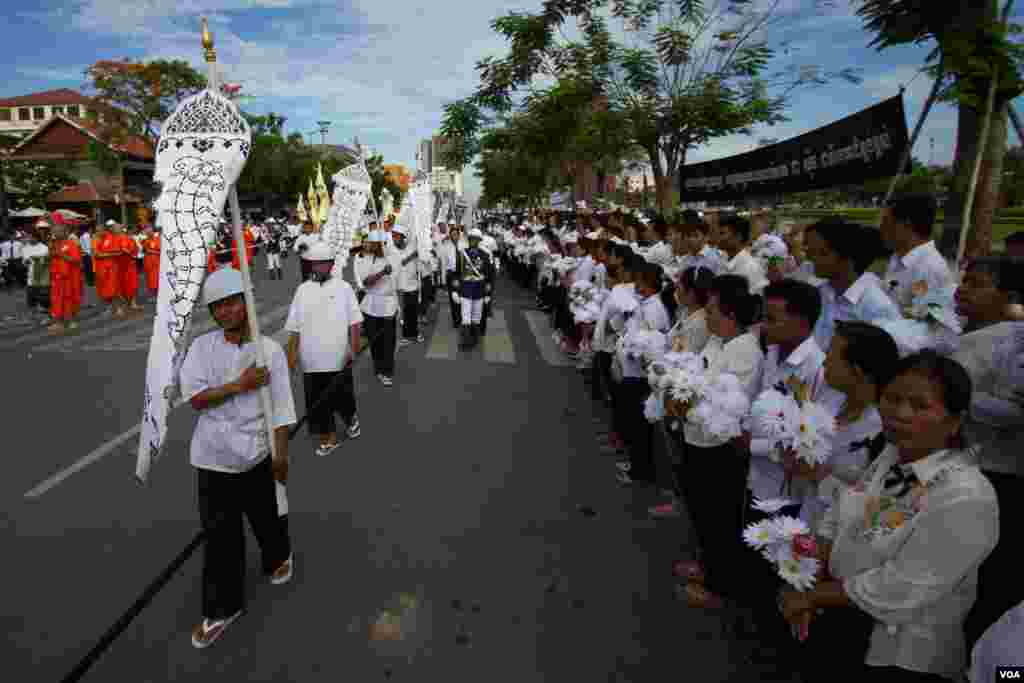 The procession of Chea Sim's funeral, former president of Cambodian People's Party and the Senate on June 19, 2015. (Nov Povleakhena/VOA Khmer)
