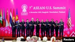 Penasihat Keamanan Nasional AS, Robert C. O'Brien, dan menteri luar negeri ASEAN serta Perdana Menteri Thailand Prayuth Chan-ocha menghadiri KTT ASEAN-Amerika Serikat ke-7 di Bangkok, Thailand, 4 November 2019. (Foto: Reuters/Soe Zeya Tun)