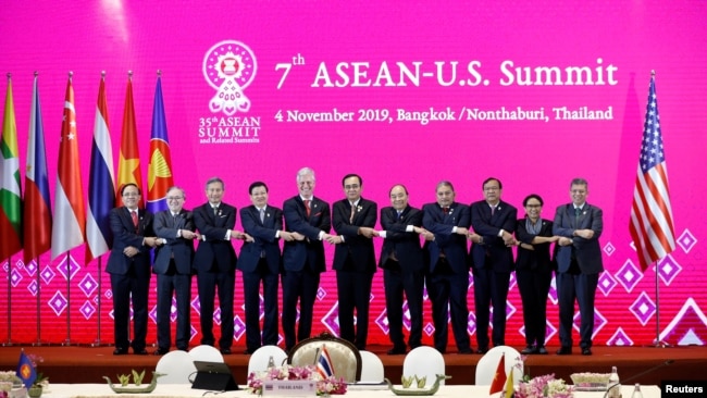 美国国家安全顾问奥布莱恩与东盟各国外长和太多总理巴育在曼谷参加第七届东盟-美国峰会。(2019年11月4日)