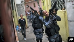 Police militaire à Roquette Pinto, Rio de Janeiro, Brésil, 1er Avril 2015