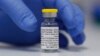 Esta fotografía de archivo del miércoles 7 de octubre de 2020 muestra un vial de la vacuna de Novavax contra el COVID-19 listo para usarse en un ensayo clínico de tercera fase en el hospital de la Universidad St. George en Londres.