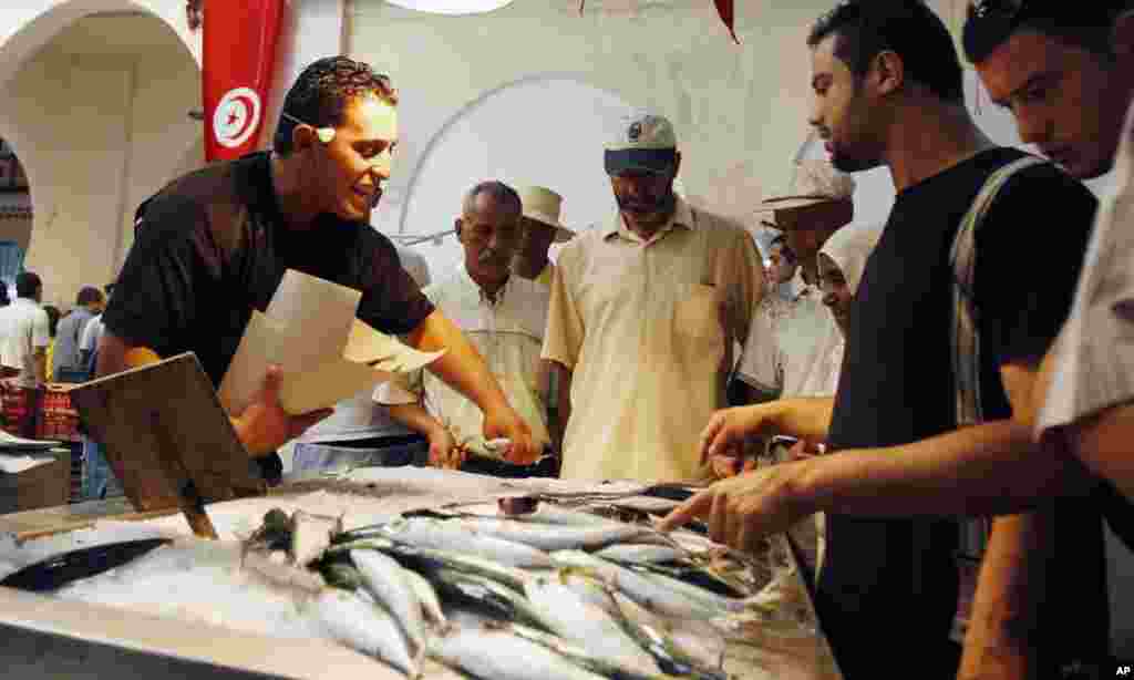 An Tunisian man buys fish on the first day of Ramadan in downtown Tunisia August 1, 2011. Muslims around the world abstain from eating, drinking and conducting sexual relations from sunrise to sunset during Ramadan, the holiest month in the Islamic calend