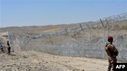 د پاکستان پوڅ له څو کلونو راهېسې په ډیورېنډ کرښې د اغزنو تارونو لګول پیل کړي