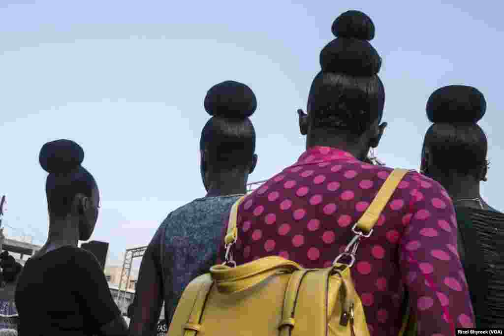 Models before Dakar Fashion Week&#39;s &quot;Street Show&quot; show, in the Niary Tally neighborhood, June 29, 2017.