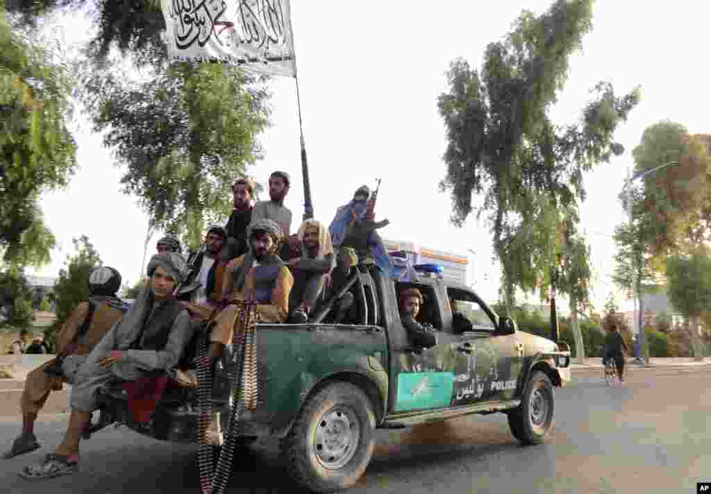 Para pejuang Taliban berpatroli di dalam kota Kandahar, Afghanistan barat daya yang telah mereka kuasai sepenuhnya hari Minggu, 15 Agustus 2021. (Foto: AP /Sidiqullah Khan)