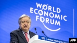 TOPSHOT - Sekretaris Jenderal PBB Antonio Guterres menyampaikan pidato dalam pertemuan tahunan Forum Ekonomi Dunia (WEF) di Davos, 22 Januari 2025. (FABRICE COFFRINI / AFP)