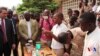 Laboratoire mobile pour faire des expériences dans les ecoles du Togo (vidéo)