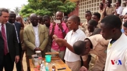 Laboratoire mobile pour faire des expériences dans les ecoles du Togo (vidéo)