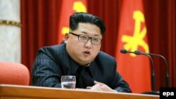 Nhà lãnh đạo Bắc Triều Tiên Kim Jong Un nói chuyện tại phiên họp Ủy ban Trung ương Đảng Công nhân Triều Tiên ngày 12/1/2016.