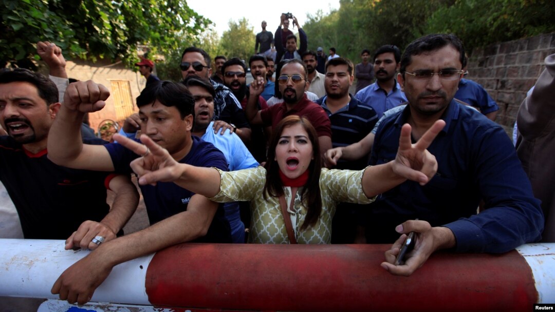 Supporters of Pakistani opposition leader Imran Khan chant anti-government slogans outside Khan's residence in Islamabad, Pakistan, October 28, 2016.