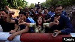 Supporters of Pakistani opposition leader Imran Khan chant anti-government slogans outside Khan's residence in Islamabad, Pakistan, October 28, 2016.