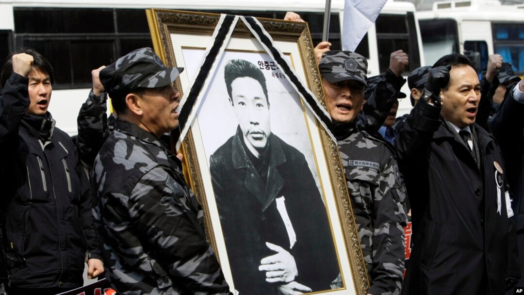 2010年3月26日，前韩国陆军司令情报特遣队士兵举着独立斗士安重根的遗像在他被日本处死一百周年之际在日本驻首尔大使馆前示威。