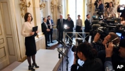 La secrétaire perpétuelle de l'Académie suédoise Sara Danius annonce que Bob Dylan est lauréat du prix Nobel de littérature 2016 lors d'une conférence de presse à l'Old Stockholm Stock Exchange Building à Stockholm, en Suède, le 13 octobre 2016.