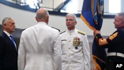 Menhan AS Jim Mattis (kiri) melantik Laksamana Angkatan Laut AS, Craig Faller (kedua dari kanan) di Doral, Florida, Senin (26/11). 