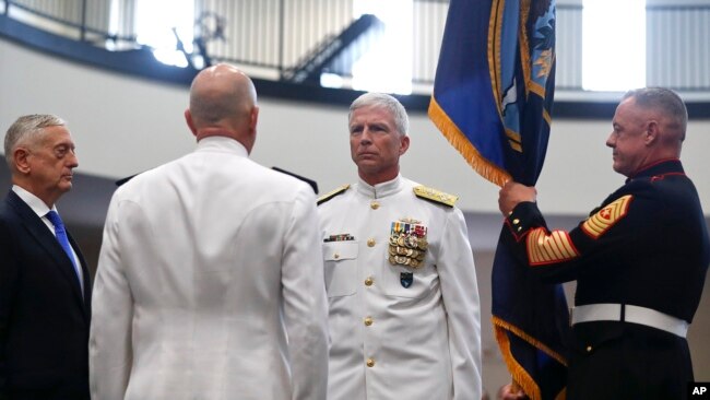 国防部长杰姆斯·马蒂斯主持美国海军上讲蒂德（左二）与美国海军上将法勒（右二）的指挥交接仪式。（2018年11月26日）