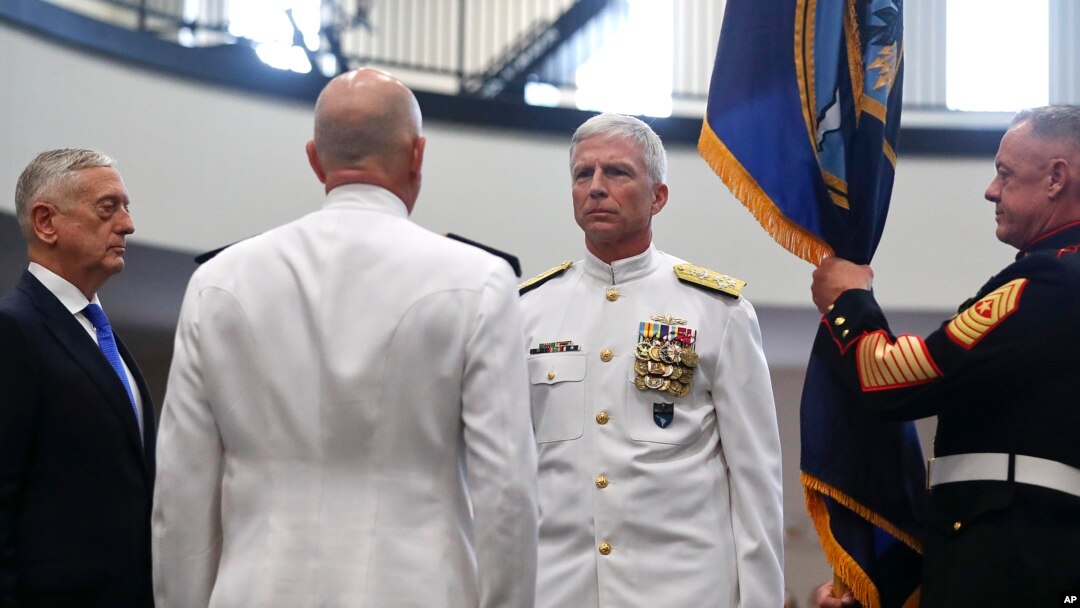 Menhan AS Jim Mattis (kiri) melantik Laksamana Angkatan Laut AS, Craig Faller (kedua dari kanan) di Doral, Florida, Senin (26/11). 
