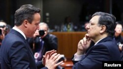 Le président de la Commission européenne, Jose Manuel Barroso (à dr.) et le Premier ministre britannique, David Cameron, au sommet européen de Bruxelles 
