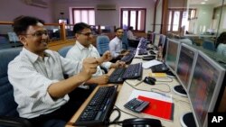 Para pialang saham India bergembira melihat perkembangan di bursa saham Mumbai (13/5). (AP/Rajanish Kakade)