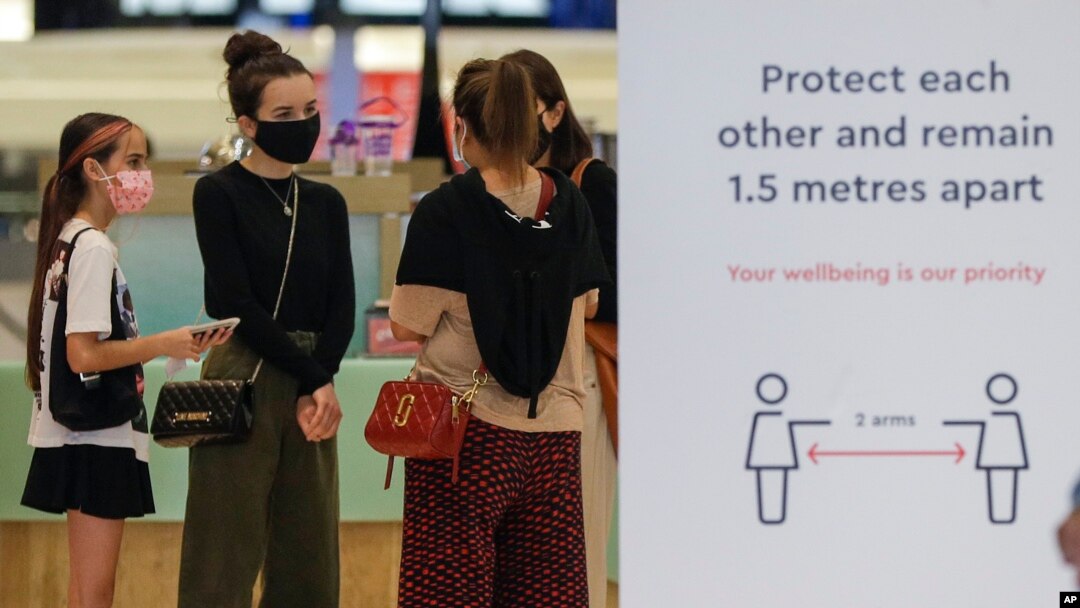 Para pengunjung diwajibkan mengenakan masker saat berjalan-jalan di pusat perbelanjaan di Sydney, Australia, Minggu, 3 Januari 2021. (AP Photo/Mark Baker)