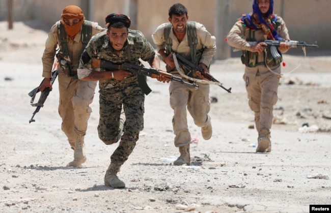 Kürdlər İŞİD-in məğlub edilməsində ABŞ-ın başçılıq etdiyi koalisiyaya yardım göstəriblər. Fotoda YPG döyüşçüləri İŞİD-in paytaxt elan etdiyi Raqqada savaşarkən. 3 iyul, 2017.
