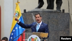 El líder opositor venezolano Juan Guaido, a quien muchas naciones han reconocido como el legítimo gobernante interino del país, participa en una reunión con simpatizantes en Caracas, Venezuela, el 19 de abril de 2019.