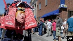 Supporters of Republican presidential candidate Donald Trump line up to enter the Mid-Hudson Civic Center before a campaign event in Poughkeepsie, New York, April 17, 2016.