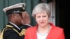 La première ministre britannique Theresa May lors de la cérémonie de remise de la cloche du SS Mendi au Cap, en Afrique du Sud, le 28 août 2018.