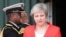 La première ministre britannique Theresa May lors de la cérémonie de remise de la cloche du SS Mendi au Cap, en Afrique du Sud, le 28 août 2018.