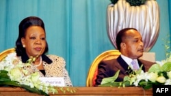 Congo's President Denis Sassou Nguesso (R) and Central African Republic President Catherine Samba Panza (L) attend talks gathering key players in the Central African conflict, July 21, 2014, in Brazzaville, to end more than a year of sectarian bloodshed.