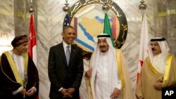 Dari kiri: Wakil PM Oman Fahd bin Mahmoud al-Said, Raja Saudi Arabia Salman, Presiden AS Barack Obama dan Raja Bahrain Hamad bin Isa al Khalifa berbincang pada KTT Negara-negara Teluk di Riyadh, Saudi Arabia, Kamis (21/4).